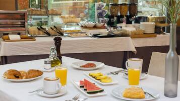 Dagelijks ontbijtbuffet (EUR 17 per persoon)