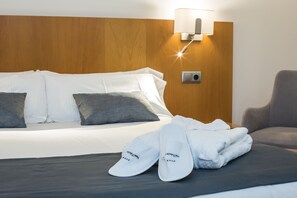 In-room safe, laptop workspace, blackout drapes, soundproofing - Hotel Palacio de Aiete (San Sebastián)