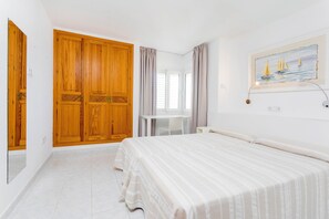 Caja de seguridad en la habitación y escritorio 