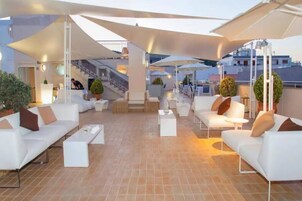 Bar junto a la piscina