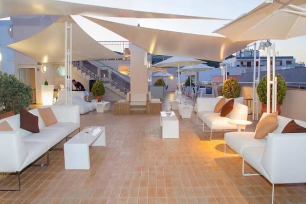 Poolside bar - Duquesa Playa Aparthotel (Santa Eulalia del Rio)