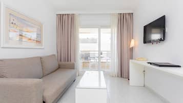 Superior-Apartment, 1 Schlafzimmer, Balkon, eingeschrÀnkter Meerblick | Wohnzimmer