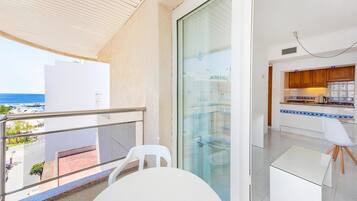 Superior appartement, 1 slaapkamer, balkon, gedeeltelijk uitzicht op zee | Kameruitzicht