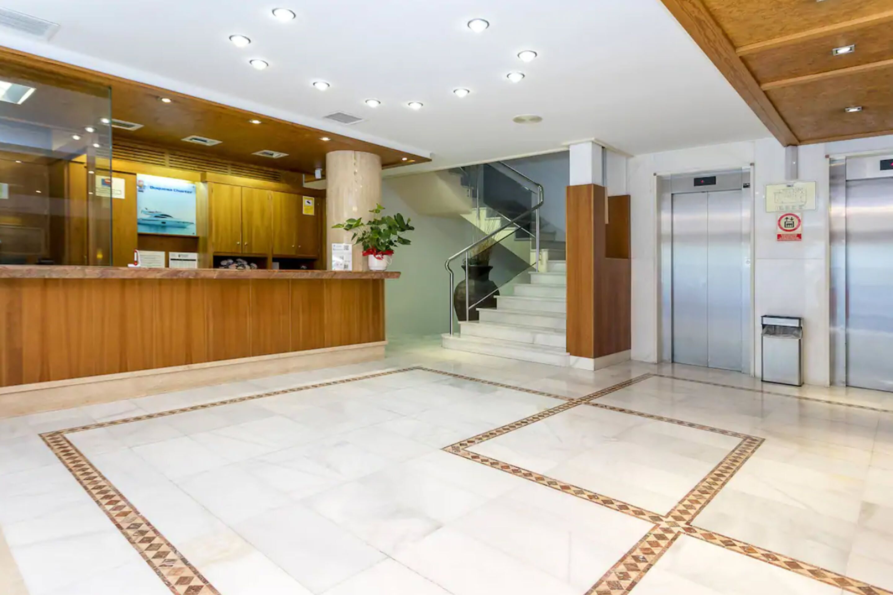 Quầy tiếp tân