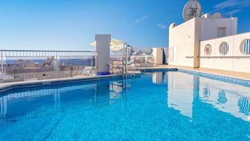 Outdoor pool, pool umbrellas, sun loungers