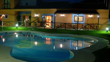 Alberca al aire libre por temporada y camastros