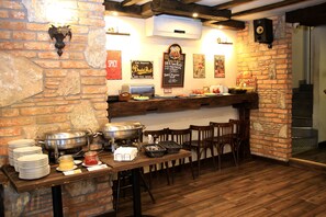 Se ofrece un desayuno bufé todos los días (por un coste adicional)