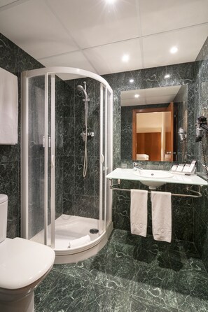 Einzelzimmer | Badezimmer | Kostenlose Toilettenartikel, Haartrockner, Handtücher