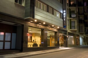 Fachada de la propiedad por la tarde o noche