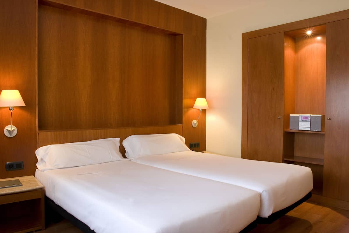 Minibar, una cassaforte in camera, una scrivania, ferro/asse da stiro