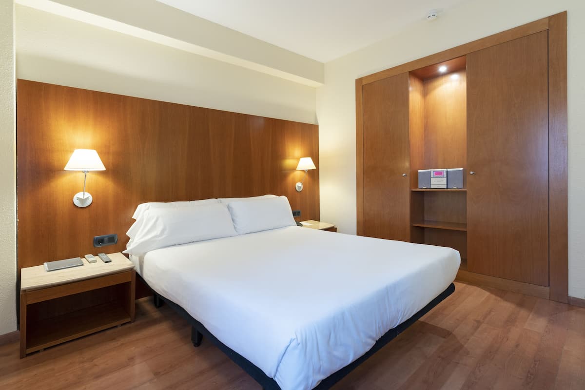 Tweepersoonskamer | Een minibar, een kluis op de kamer, een bureau