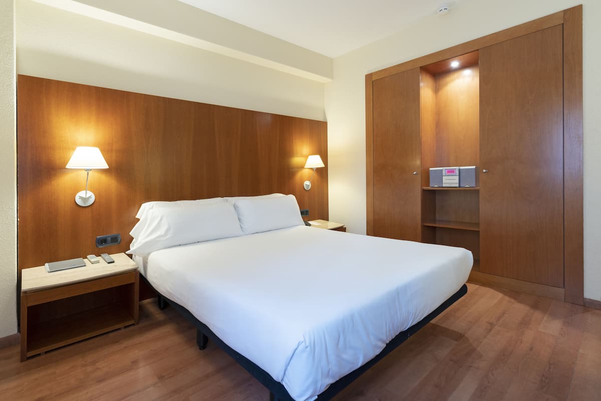 Double Room | Minibar, in-room safe, desk, iron/ironing board