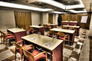 Breakfast, lunch, dinner served; international cuisine  - Hotel Zenit Diplomatic (Andorra la Vella)