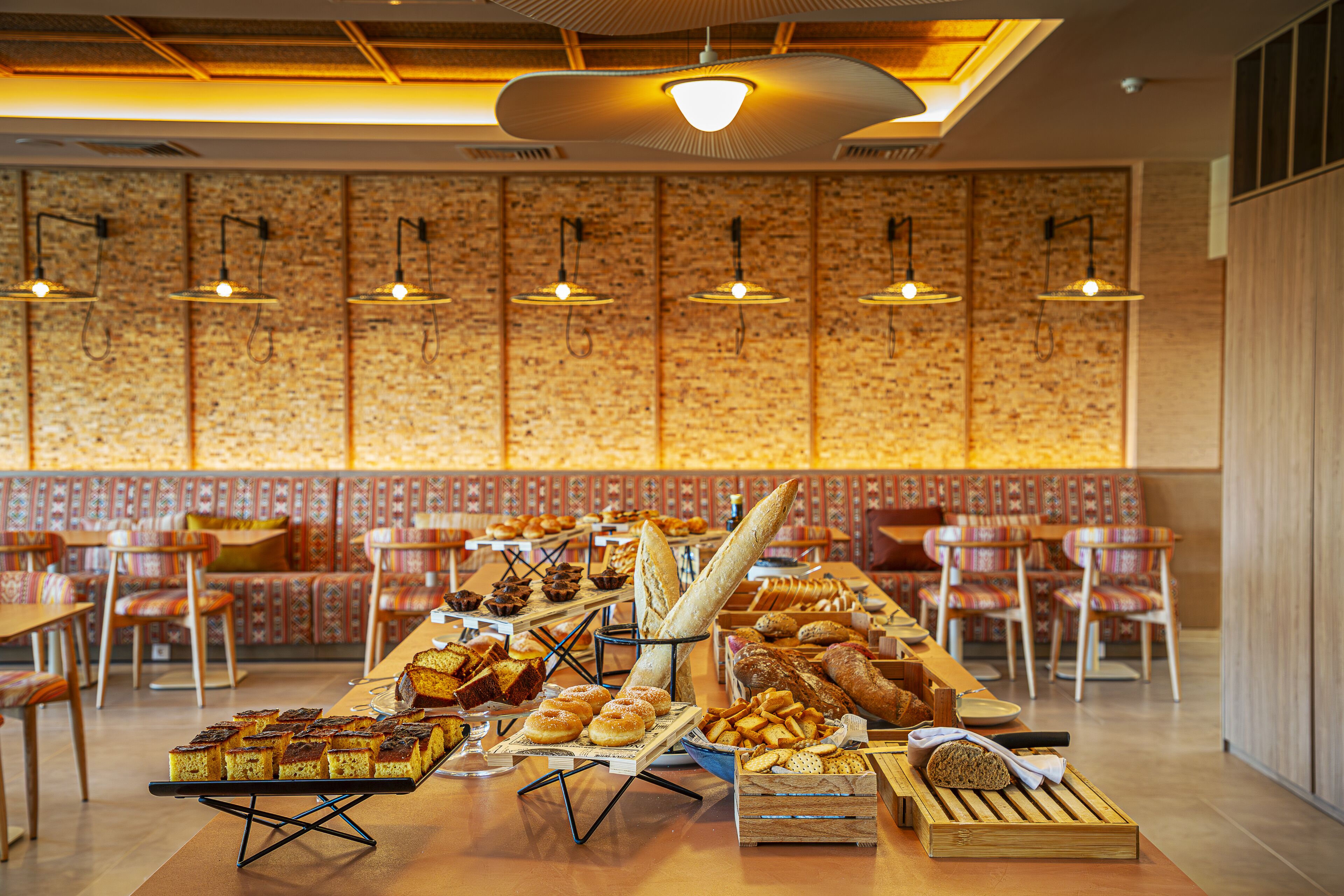 Serveert ontbijt, internationale gerechten, uitzicht op de zwembaden 