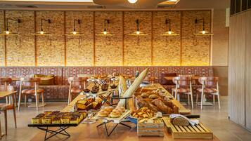 Aperto a colazione, cucina internazionale, con vista sulla piscina