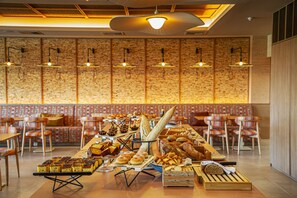 Serveert ontbijt, internationale gerechten, uitzicht op de zwembaden 