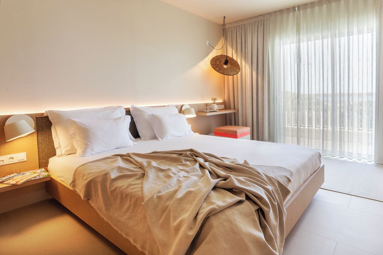 Minibar, Zimmersafe, Schreibtisch, Verdunkelungsvorhänge