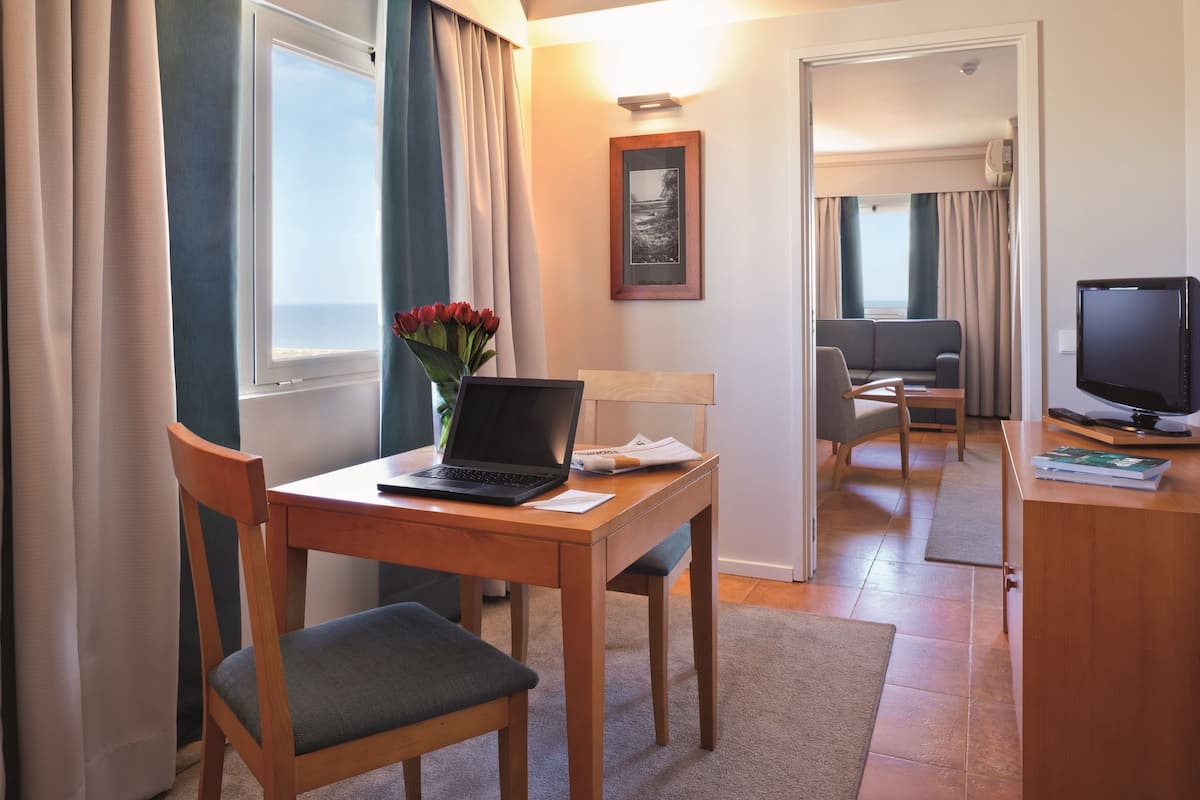 Suite familiar, vista al mar | Área de sala de estar