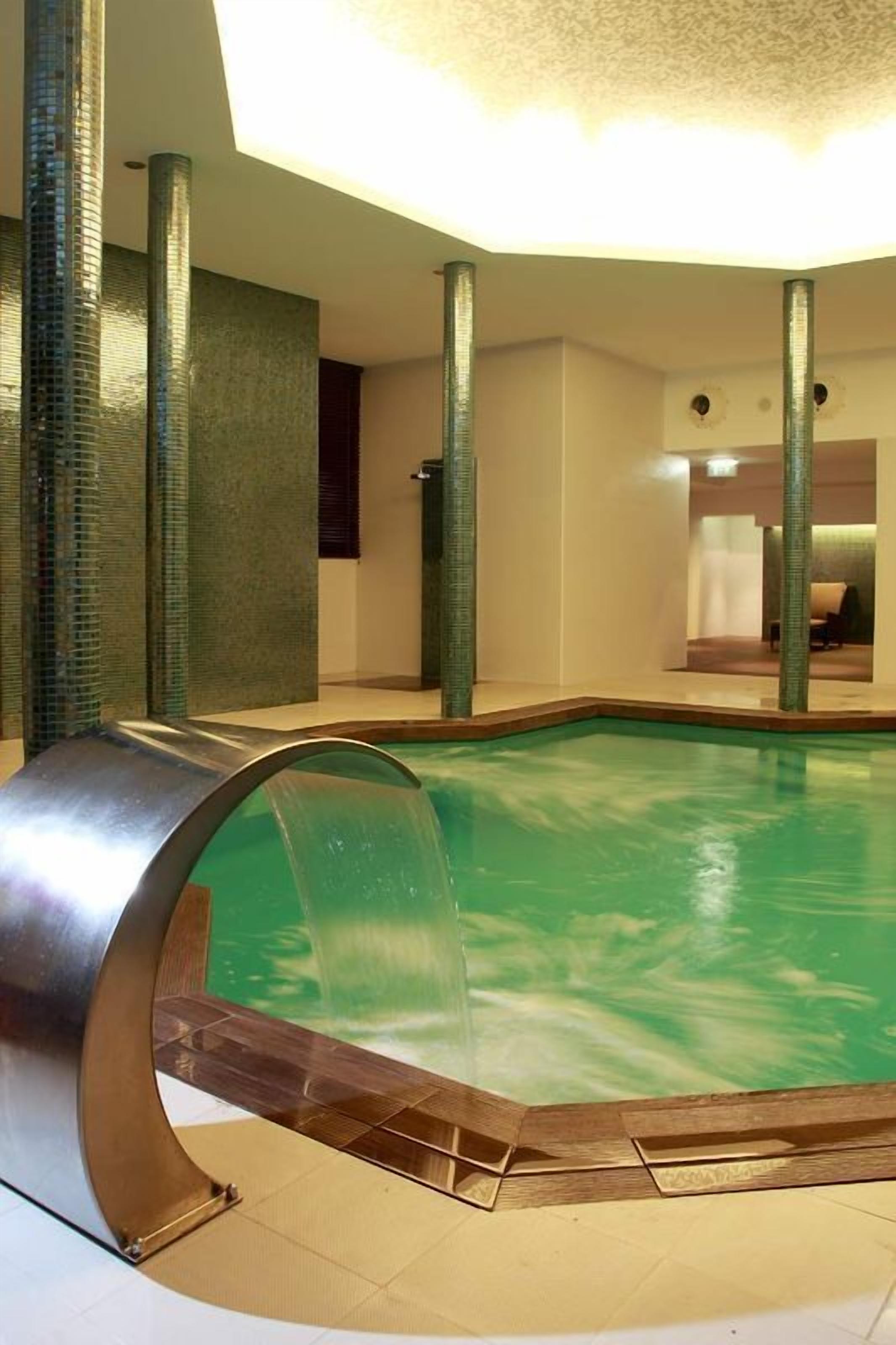 Bañera de hidromasaje cubierta