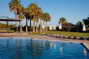 Indoor pool, outdoor pool, pool umbrellas, pool loungers - Ozadi Altura Beach Resort  (Castro Marim)