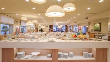 Petit déjeuner buffet (16 EUR par personne)