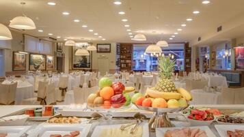 Petit déjeuner buffet (16 EUR par personne)