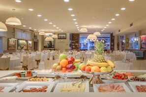A buffet with various fruits, meats, and cheeses. - Hotel Pirineo Figueres by Pierre and Vacances (Figueres)