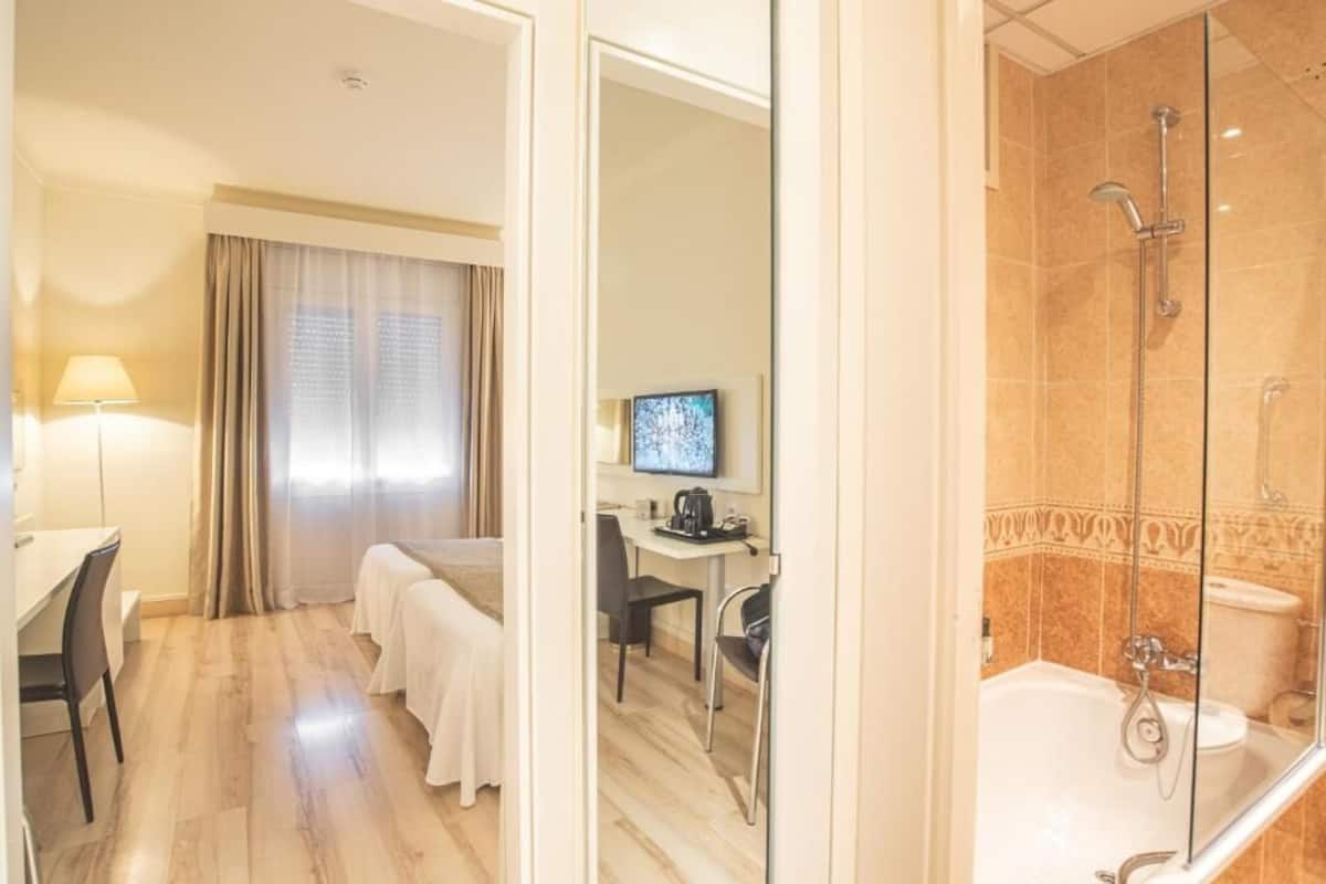 Standard Double Room | Minibar, in-room safe, desk, soundproofing