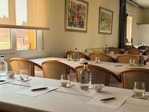 A dining area with tables set for a meal, chairs, and various tableware. - Hotel Pirineo Figueres by Pierre and Vacances (Figueres)