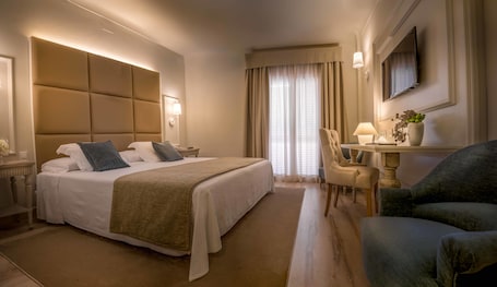 Superior Double Room | Minibar, in-room safe, desk, soundproofing. Hotel Pirineo Figueres by Pierre and Vacances