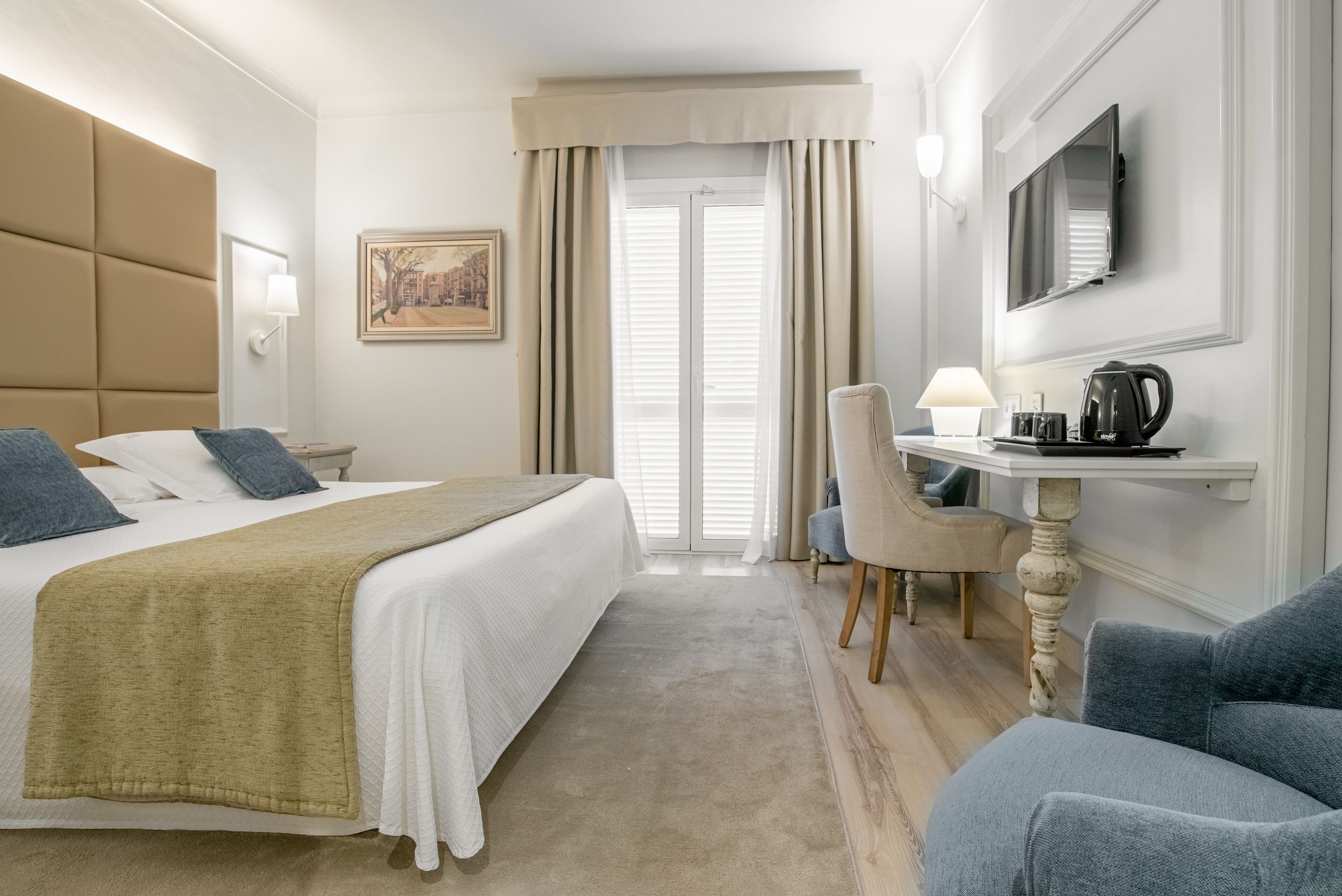 superior double room | 1 bedroom, minibar, in-room safe, desk