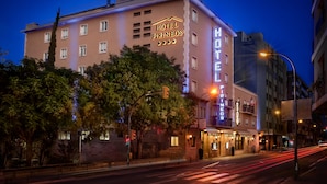 A hotel with a sign reading "HOTEL PIRINEOS" and a restaurant named "RESTAURANT PIRINEOS" on the ground floor. - Hotel Pirineo Figueres by Pierre and Vacances (Figueres)