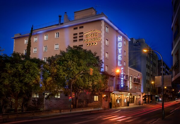 A hotel with a sign reading "HOTEL PIRINEOS" and a restaurant named "RESTAURANT PIRINEOS" on the ground floor. - Hotel Pirineo Figueres by Pierre and Vacances (Figueres)