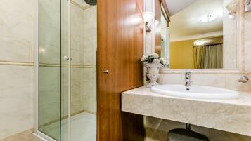 Duschwanne, Komfortbadewanne, Regendusche, kostenlose Toilettenartikel