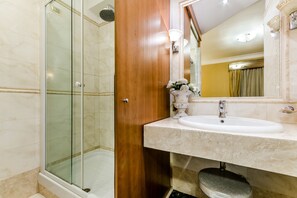 Combined shower/tub, deep soaking tub, rainfall showerhead