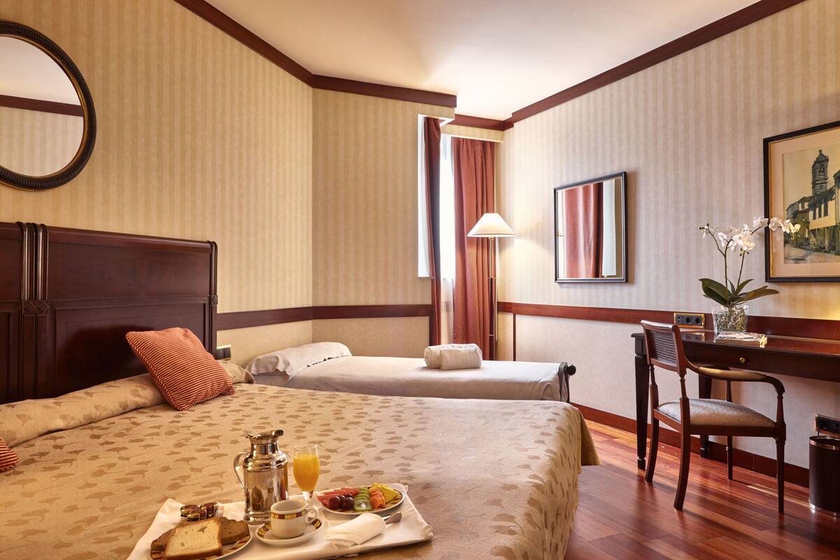 Minibar contenant certains articles gratuits, coffre-fort, bureau