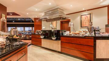 Sarapan bufet setiap hari (EUR 13 seorang)