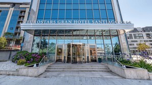 The entrance of the Eurostars Gran Hotel Santiago with a glass facade and a revolving door. - Eurostars Gran Hotel Santiago (Santiago de Compostela)