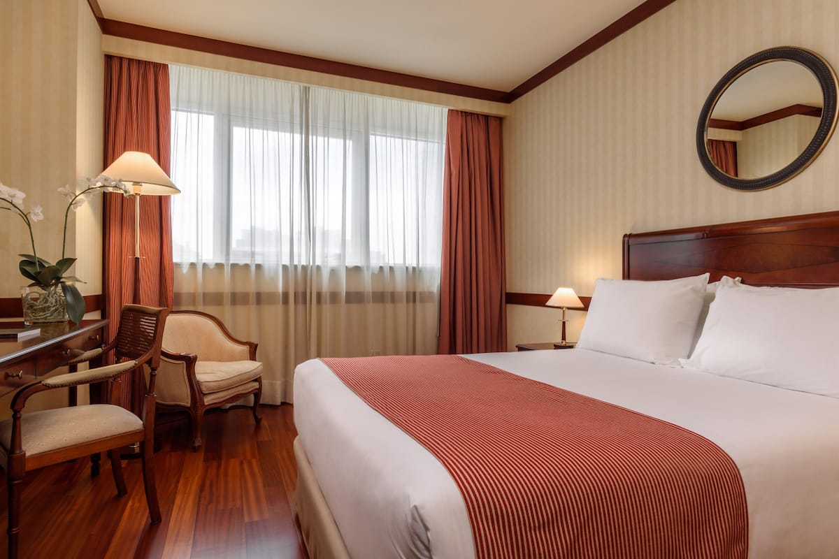 Minibar contenant certains articles gratuits, coffre-fort, bureau