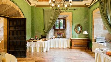 Se ofrece un desayuno bufé (15 EUR por persona)