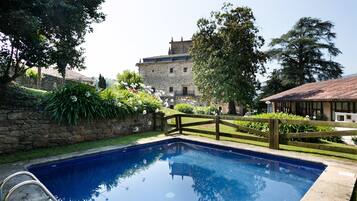 Una piscina al aire libre de temporada