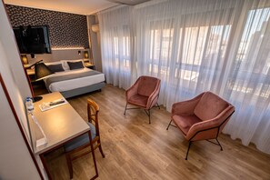 Yhden hengen huone | Untuvapeitot, tallelokero huoneessa, työpöytä