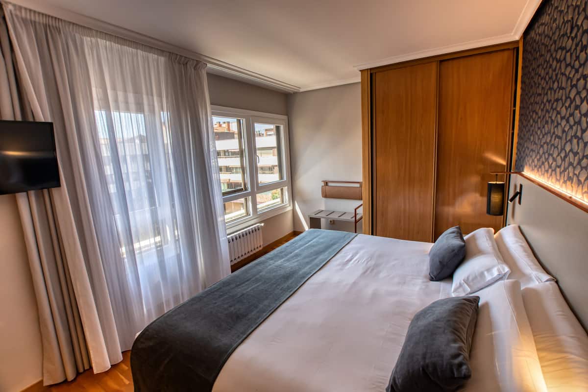 Double Room | Down comforters, in-room safe, desk, laptop workspace