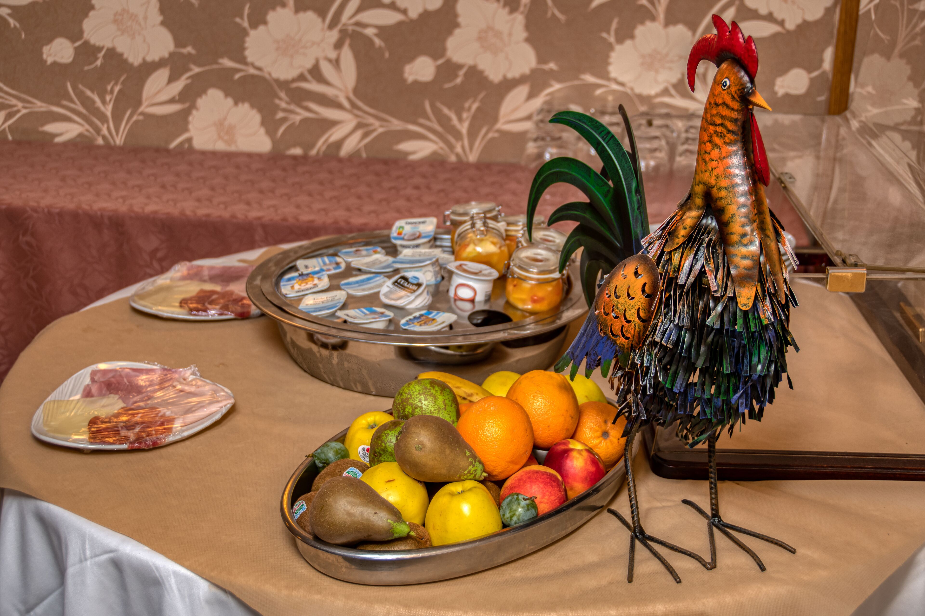 فطور كامل يوميًا بتكلفة قدرها (7 EUR للشخص)