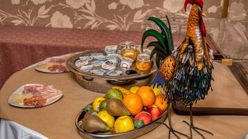 Bữa sáng đầy đủ hàng ngày (7 EUR/mỗi người)