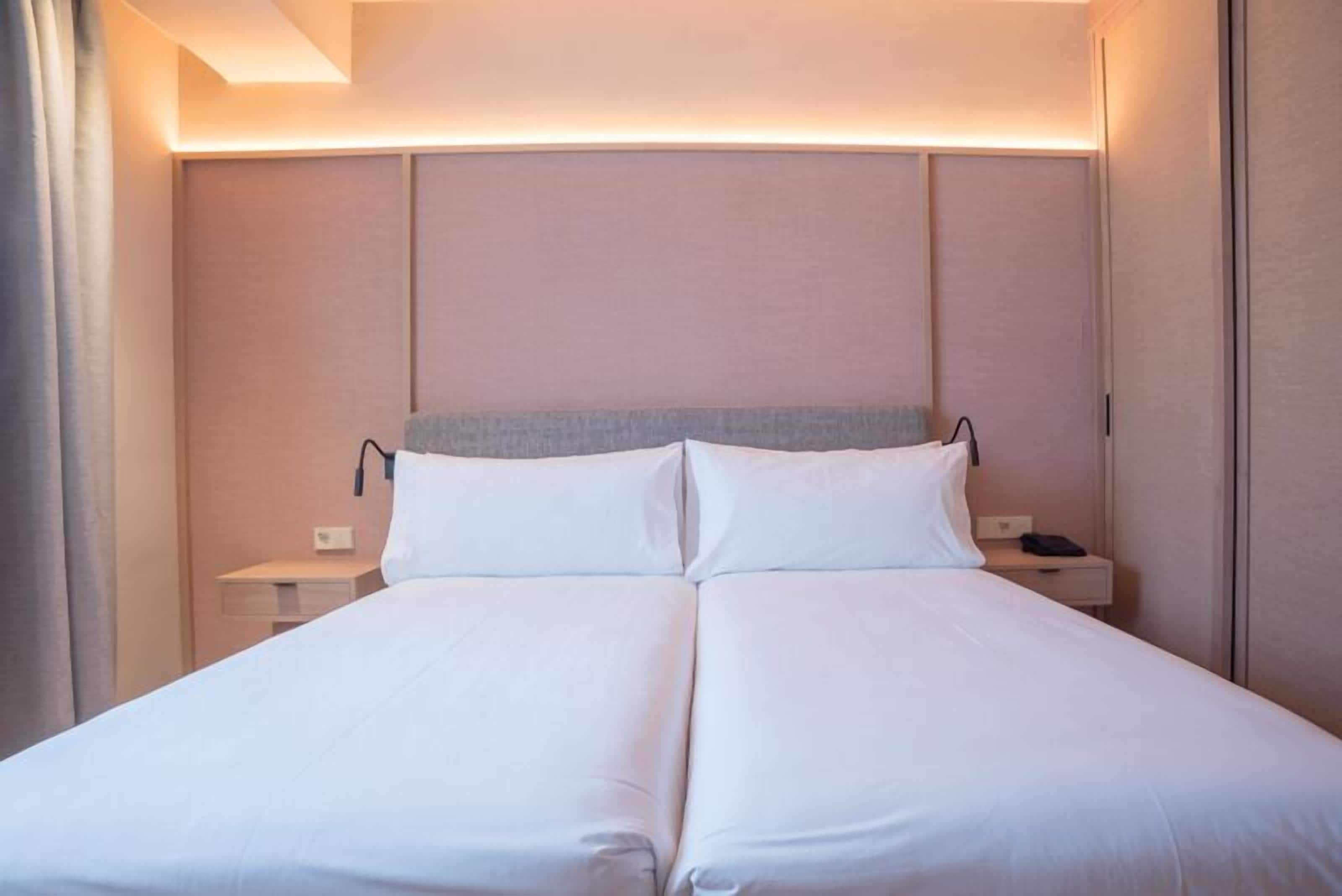 Hochwertige Bettwaren, Minibar, Zimmersafe, Schreibtisch