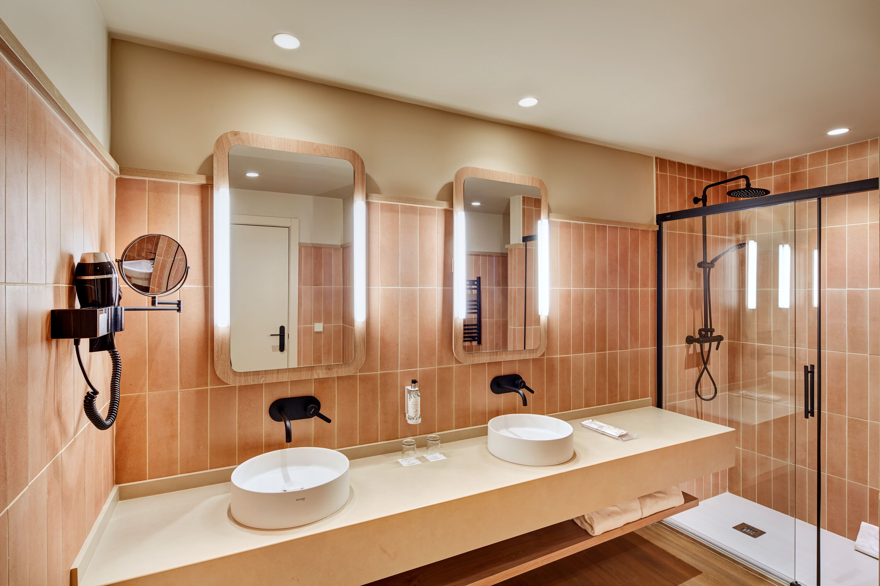 shower, free toiletries, hair dryer, towels