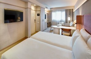 Suite Junior | Literie de qualité, minibar, coffre-fort, bureau