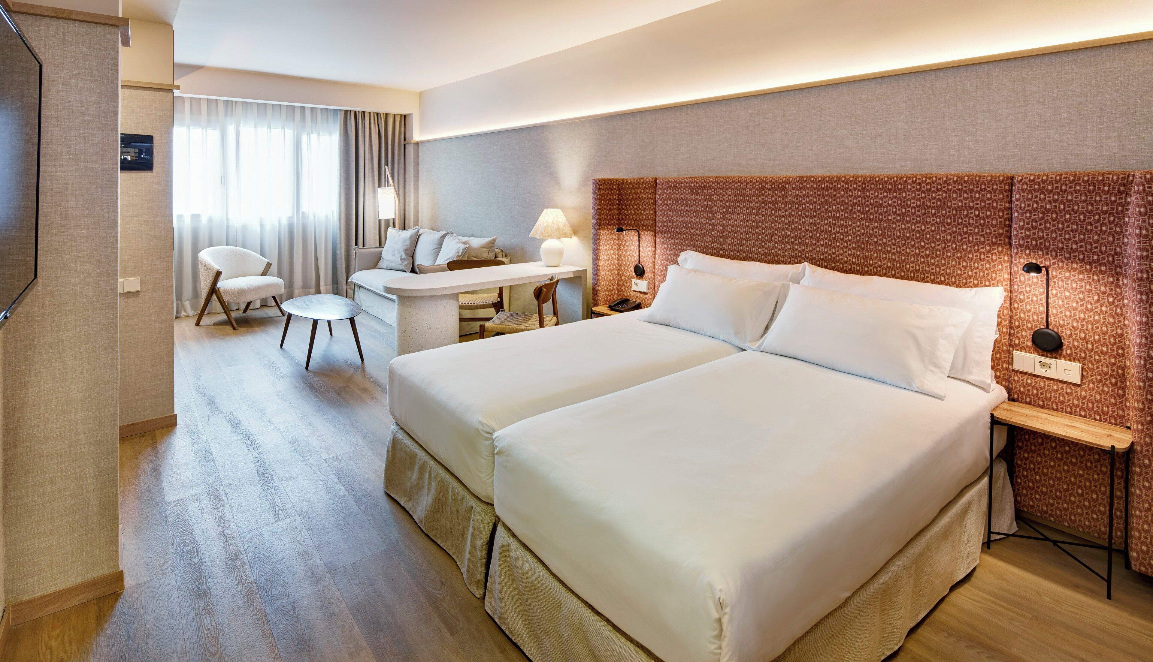 Junior suite | Luxe beddengoed, een minibar, een kluis op de kamer, een bureau