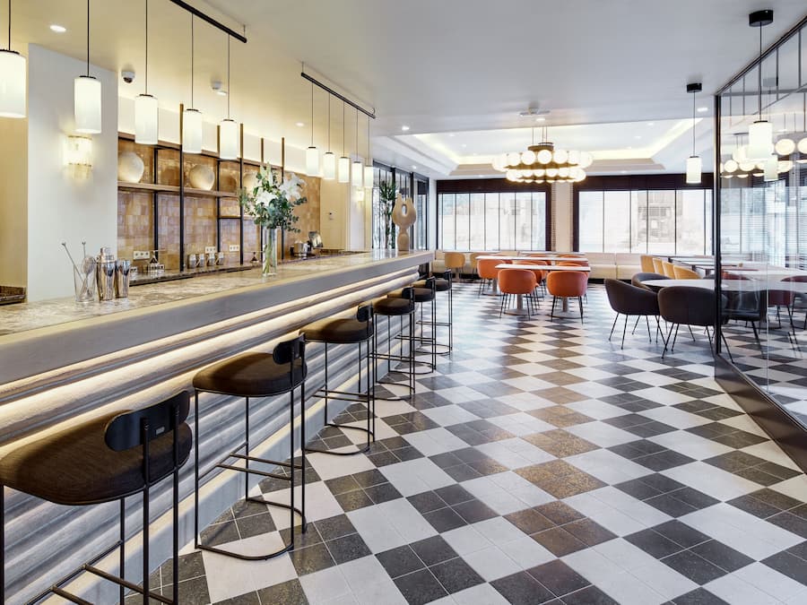 Serveert ontbijt en lunch, lokale gerechten